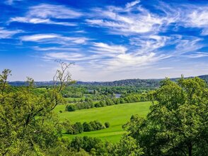 Zdjęcie przedstawia krajobraz wsi