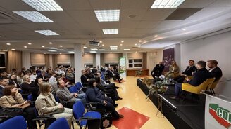 Obrazek przedstawia uczestników konferencji na sali