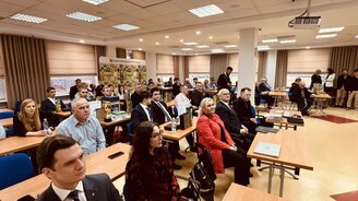 Zdjęcie przedstawia uczestników konferencji