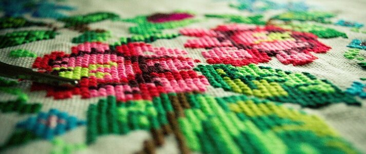 Zdjęcie przedstawia haft ludowy