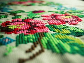 Zdjęcie przedstawia haft ludowy