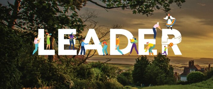 ObrazeK przedstawie widok na wieś, drzewa i domy. Na obrazku jest napis LEADER.