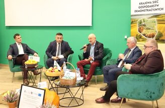 Zdjęcie przedstawia uczestników debaty