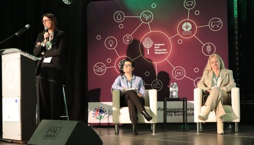 Zdjęcie przedstawia moderatorkę debaty oraz uczestniczki debaty