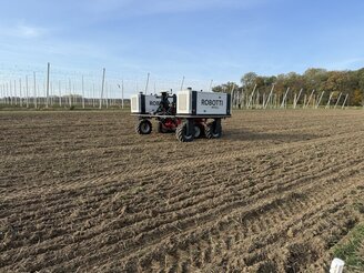 Obrazek przedstawia pokaz maszyn na polu
