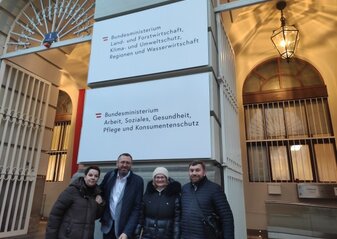 Obrazek przedstawia członków delegacji przed ministerstwem