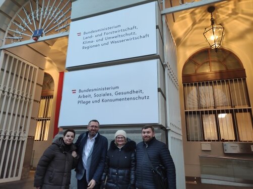 Obrazek przedstawia członków delegacji przed ministerstwem