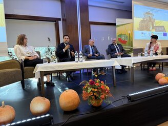 Obrazek przedstawia debatę podczas forum