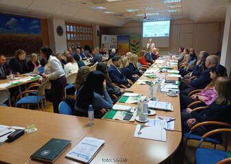 widok osób siedzących przy stole na seminarium