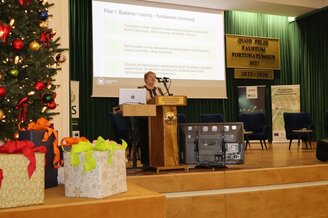 Zdjęcie przedstawia prelegentkę