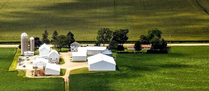 Zdjęcie przedstawia gospodarstwo rolne z lotu ptaka.
