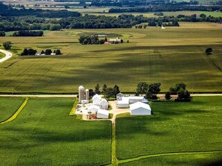 Zdjęcie przedstawia gospodarstwo rolne z lotu ptaka