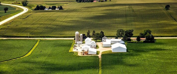 Zdjęcie przedstawia gospodarstwo rolne z lotu ptaka