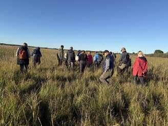 Obrazek przedstawia uczestników na szkoleniu terenowym na Polesiu