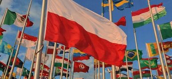 Obrazek przedsatwia flagę polski na tle flag innych krajów