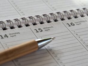 Obrazek przedstawia kalendarz i dlugopis