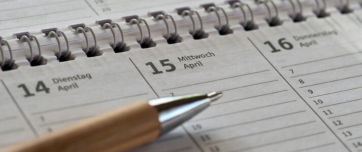 Obrazek przedstawia kalendarz i dlugopis