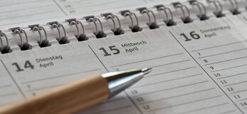 Obrazek przedstawia kalendarz i dlugopis
