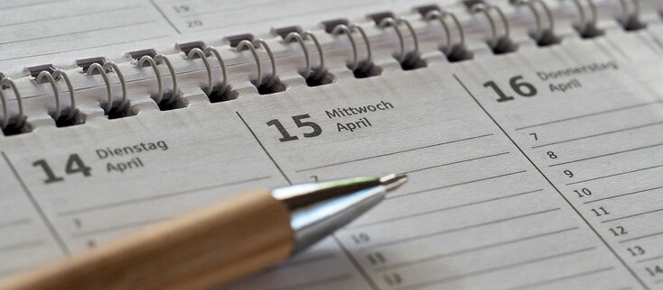 Obrazek przedstawia kalendarz i dlugopis