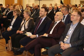 Zdjęcie przedstawia uczestników konferencji