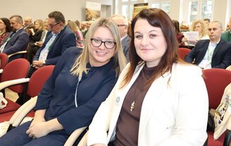 Zdjęcie przedstawia uczestników konferencji