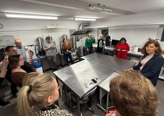 Zdjęcie przedstawia uczestników wizyty studyjnej na Uniwersytecie Przyrodniczym w Poznaniu