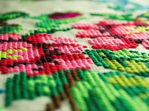 Zdjęcie przedstawia haft ludowy 