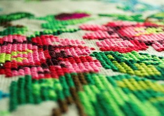 Zdjęcie przedstawia haft ludowy 