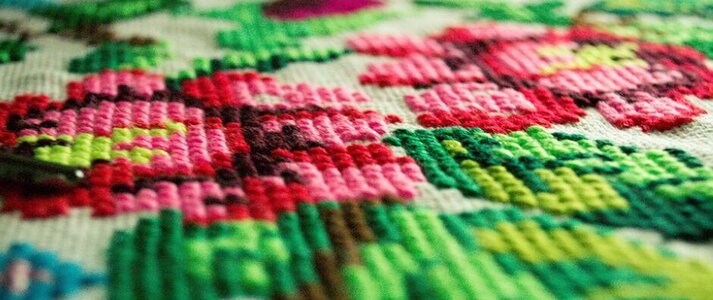 Zdjęcie przedstawia haft ludowy 