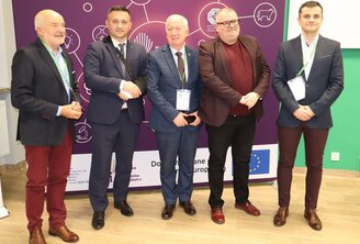 Zdjęcie przedstawia uczestników debaty