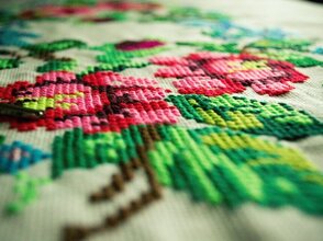 Zdjęcie przedstawia haft 