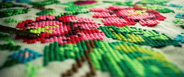 Zdjęcie przedstawia haft 