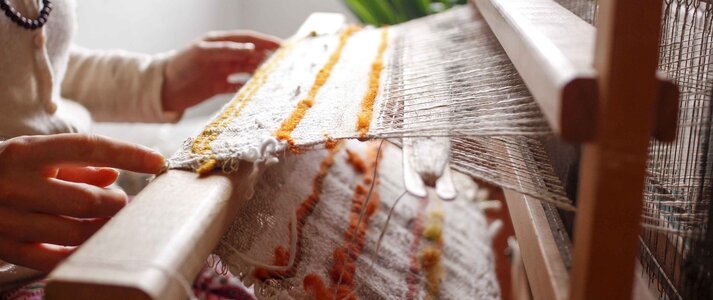 Obrazek przedstawia maszynę do tkania.