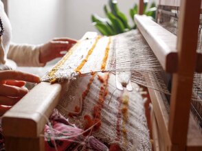 Obrazek przedstawia maszynę do tkania.