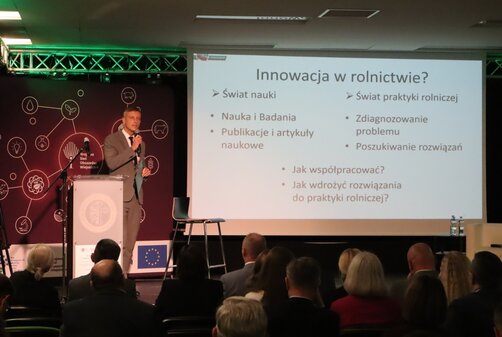 Zdjęcie przedstawia prelegenta