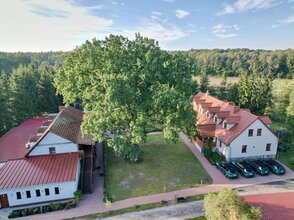 Obrazek przedstawia widok z loty ptaka na gościniec