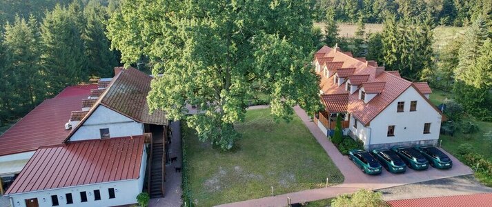 Obrazek przedstawia widok z loty ptaka na gościniec.