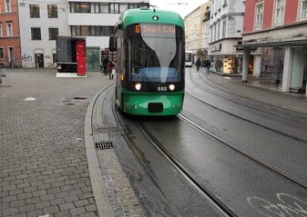 Obrazek przedstawia tramwaj w Graz