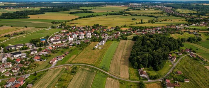 Zdjęcie przedstawia wieś z lotu ptaka