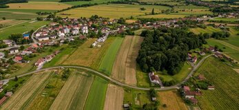 Zdjęcie przedstawia wieś z lotu ptaka