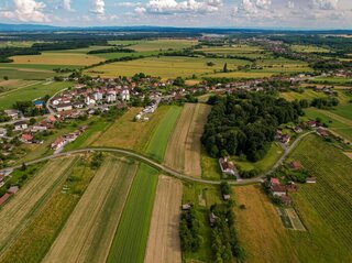 Zdjęcie przedstawia wieś z lotu ptaka