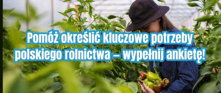 Rolniczka dogląda rośliny w szklarni.