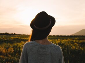 Zdjęcie przedstawia kobietę