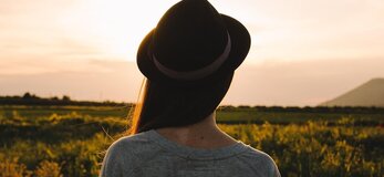 Zdjęcie przedstawia kobietę