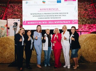 Grupa kobiet na tle konferencji