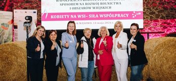 Grupa kobiet na tle konferencji