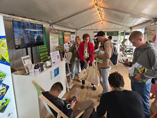 Zdjęcie przedstawia uczestników w namocie Strefy Nauki i Doradztwa