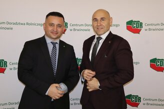 Zdjęcie przedstawia dyrektora Centrum Doradztwa Rolniczego w Brwinowie oraz Rektora Szkoły Głównej Gospodarstwa Wiejskiego