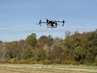 Obrazek przedstawia pokaz drona na polu