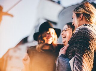 Zdjęcie przedstawia uśmiechnięte kobiety